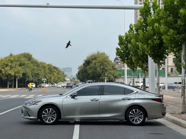 Lexus ES — Фото автомобиля 4