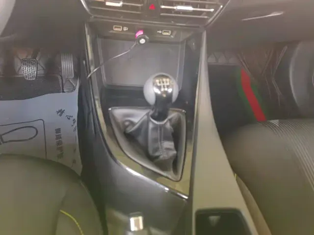 Roewe i5 — Фото автомобиля 16