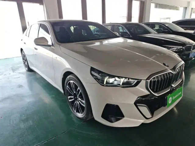 BMW 5 Series — Фото автомобиля 3