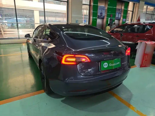 Tesla Model 3 — Фото автомобиля 4