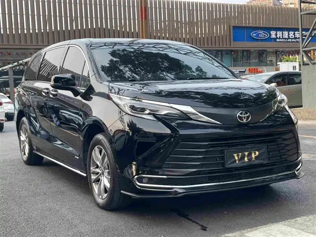 Toyota Sienna — Фото автомобиля 3