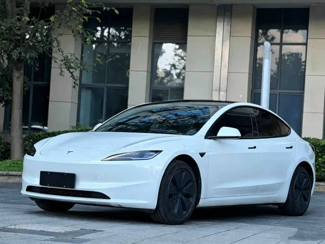 Фотография автомобиля — Tesla Model 3