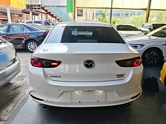 Mazda Axela — Фото автомобиля 5