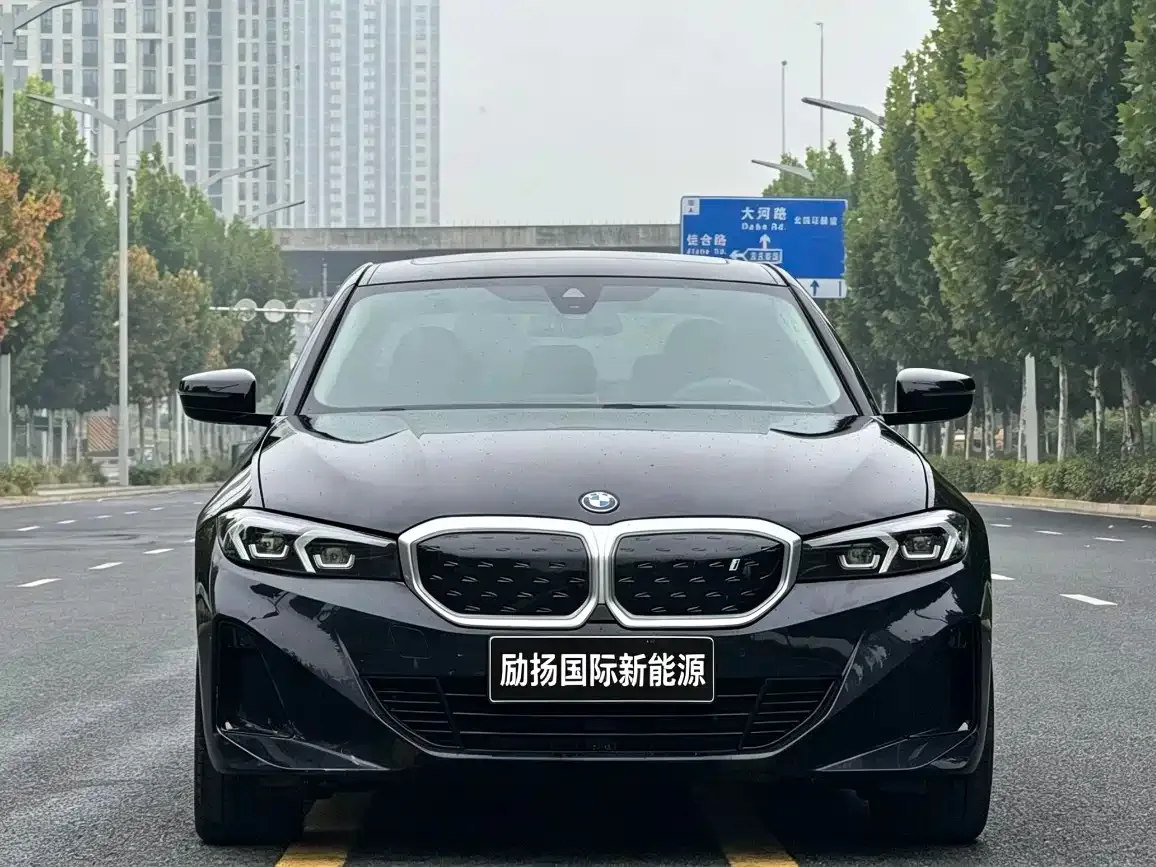 BMW BMW i3 2023 eDrive 40 L Shadowline Package — Фото автомобиля 2
