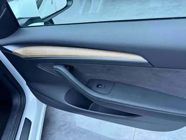 Tesla Model 3 — Фото автомобиля 10