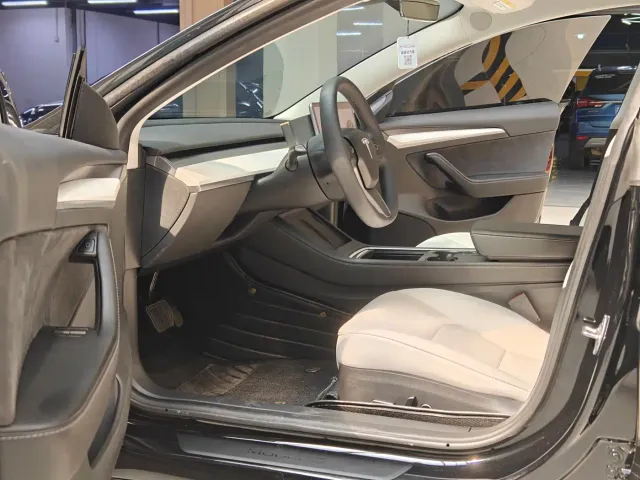 Tesla Model 3 — Фото автомобиля 8