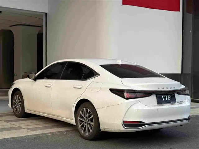 Lexus ES — Фото автомобиля 4