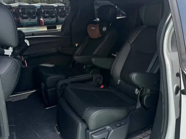 Toyota Sienna — Фото автомобиля 19