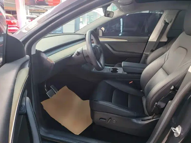 Tesla Model Y — Фото автомобиля 14