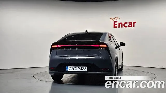 Toyota Prius Generation 5 — Фото автомобиля 4