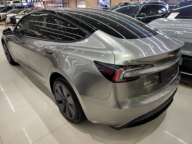 Tesla Model 3 — Фото автомобиля 4