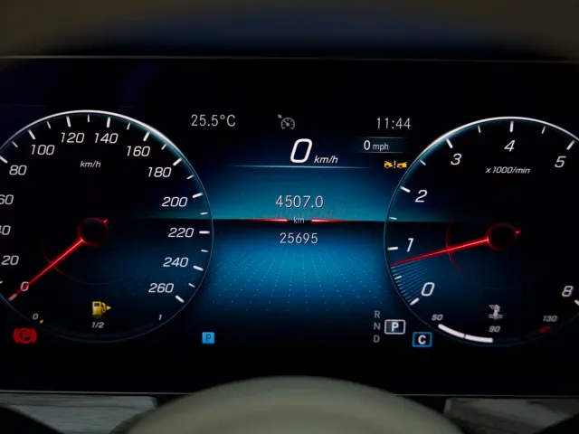 Mercedes-Benz E-Class — Фото автомобиля 10