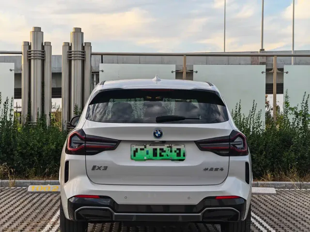 BMW iX3 — Фото автомобиля 4