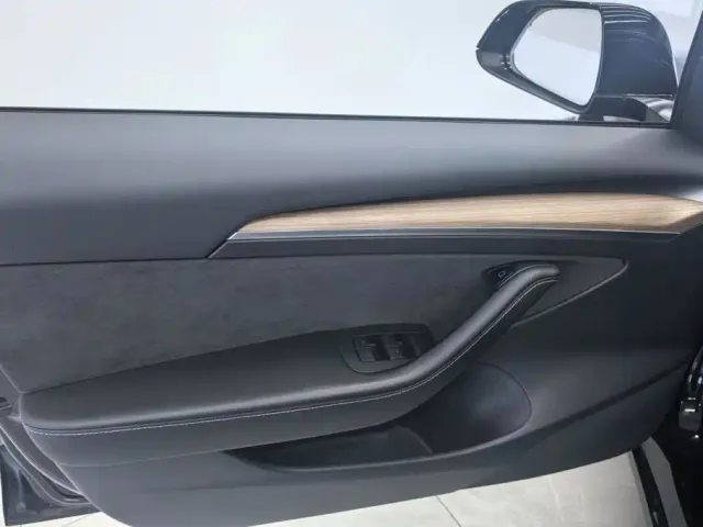 Tesla Model 3 — Фото автомобиля 7