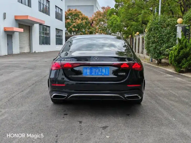 Mercedes-Benz E-Class — Фото автомобиля 4