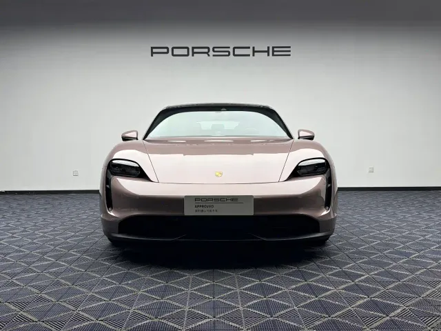 Porsche Taycan — Фото автомобиля 11
