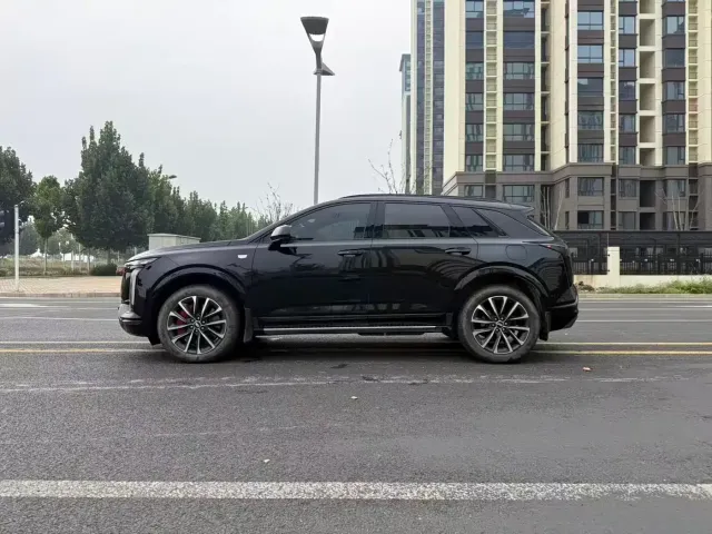 Cadillac Cadillac XT5 2025 2.0T Premium Model — Фото автомобиля 4