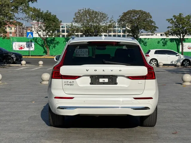 Volvo XC60 — Фото автомобиля 8