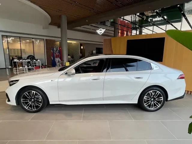 BMW 5 Series — Фото автомобиля 3