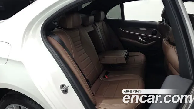 Mercedes-Benz E-Class — Фото автомобиля 11