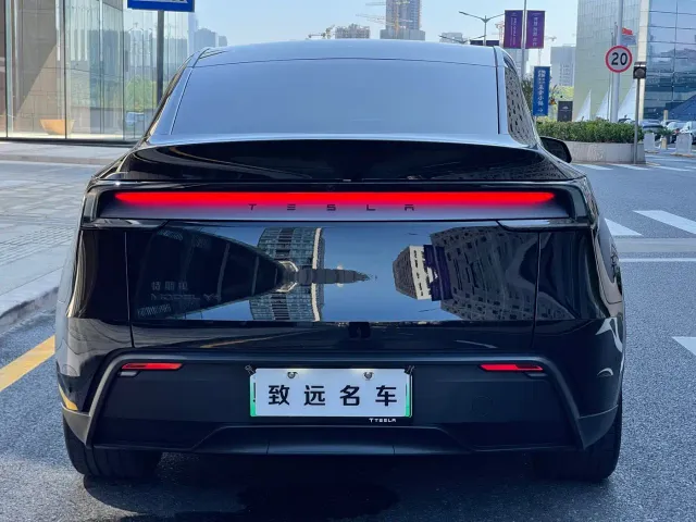 Tesla Model Y — Фото автомобиля 5