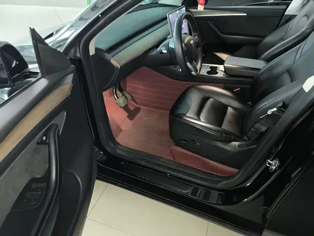 Tesla Model Y — Фото автомобиля 15