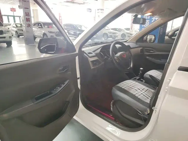 Wuling Hongguang — Фото автомобиля 15