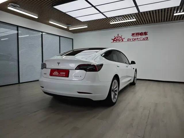 Tesla Model 3 — Фото автомобиля 4