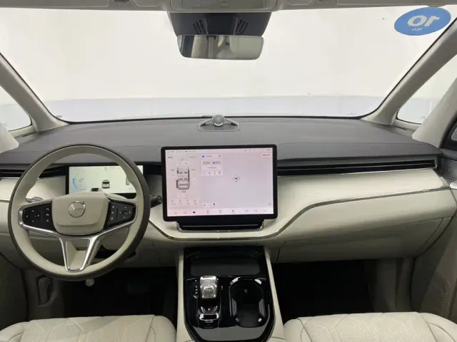 Volvo EM90 — Фото автомобиля 13