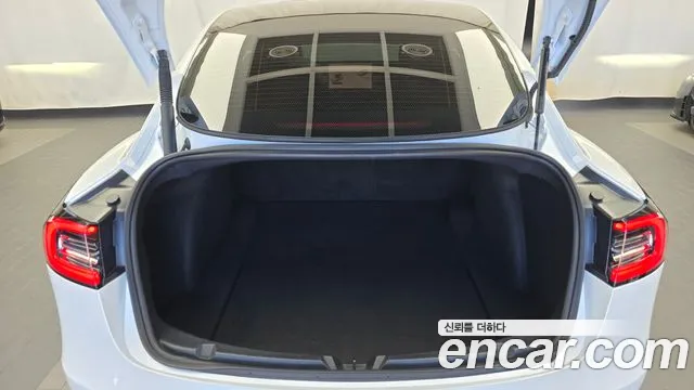 Tesla Model 3 — Фото автомобиля 24