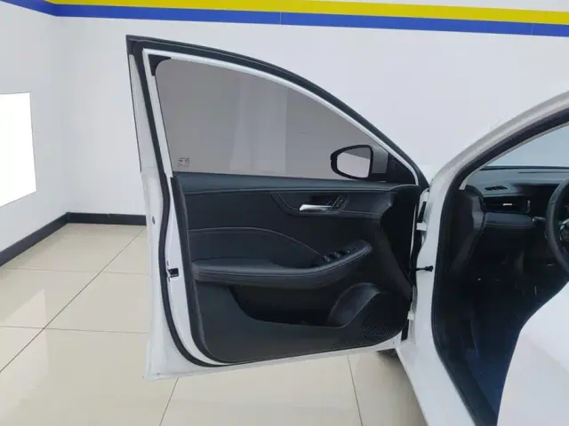 Roewe i5 — Фото автомобиля 7