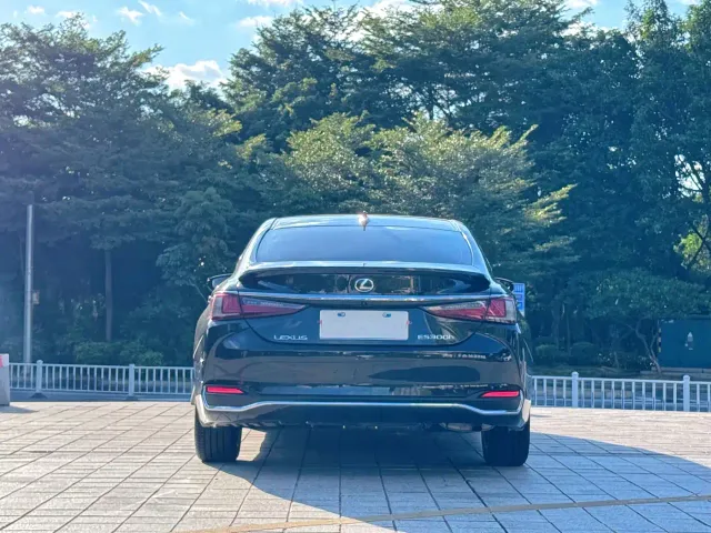 Lexus ES — Фото автомобиля 5