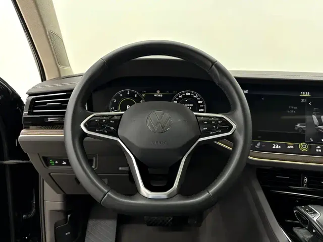 Volkswagen Touareg — Фото автомобиля 14