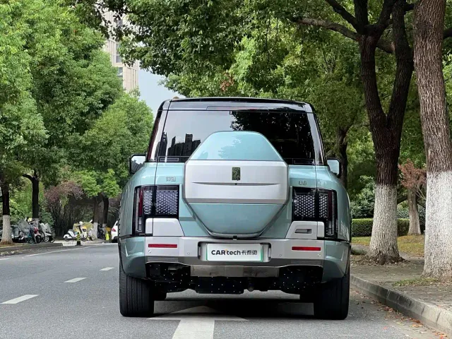 BYD U8 — Фото автомобиля 25