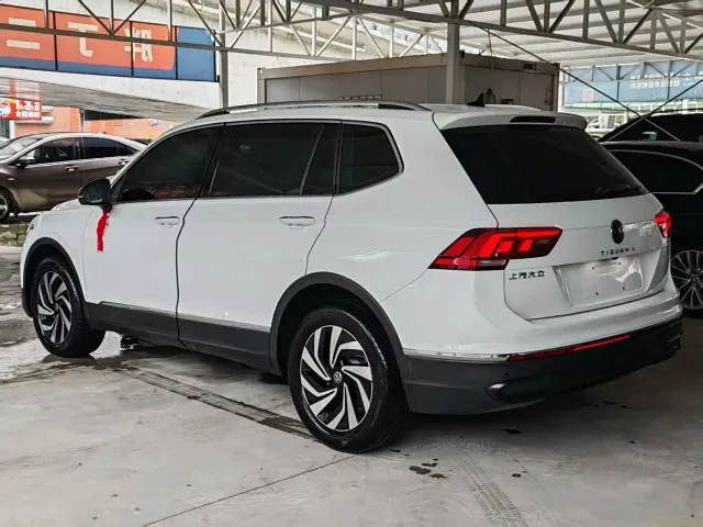Volkswagen Tiguan L — Фото автомобиля 10