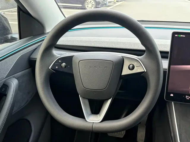 Tesla Model Y — Фото автомобиля 18