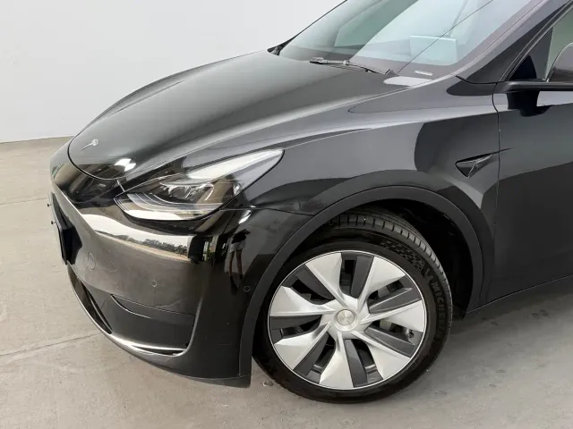 Tesla Model Y — Фото автомобиля 10