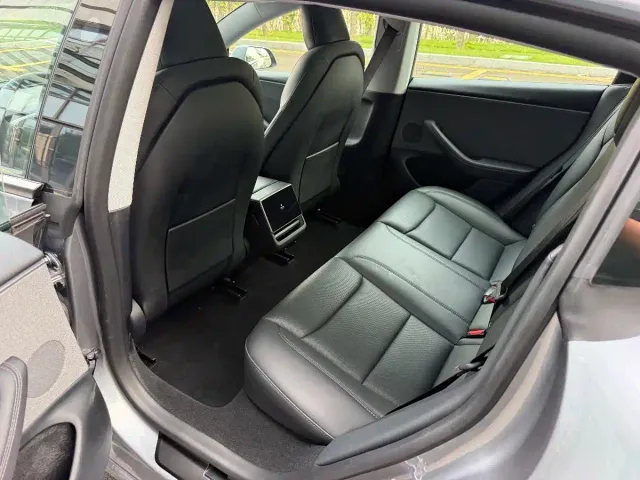 Tesla Model 3 — Фото автомобиля 12