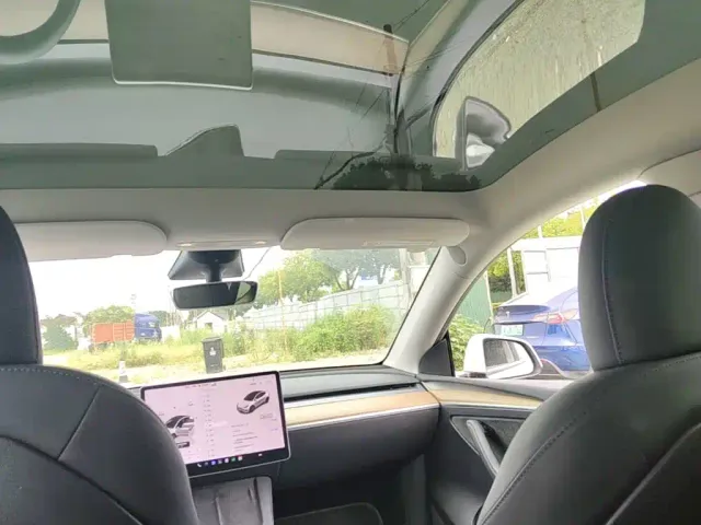 Tesla Model Y — Фото автомобиля 17