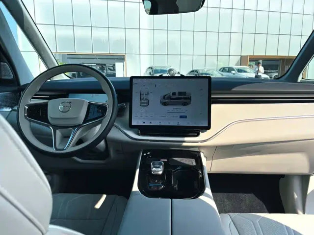 Volvo EM90 — Фото автомобиля 17