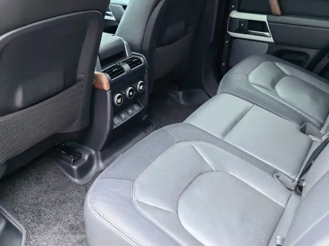Land Rover Defender — Фото автомобиля 11