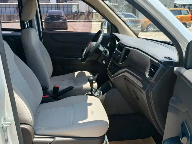 Wuling Hongguang V — Фото автомобиля 9
