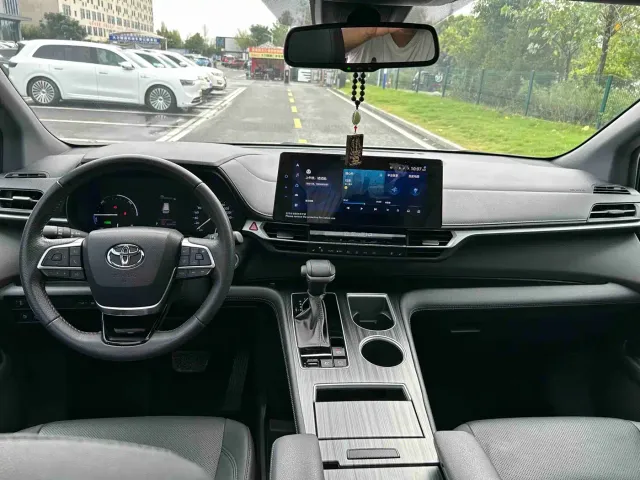 Toyota Sienna — Фото автомобиля 6