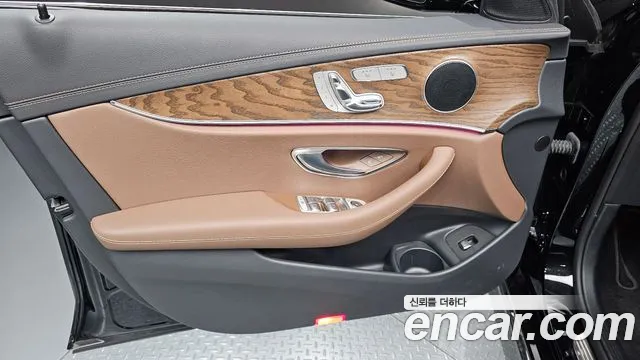 Mercedes-Benz E-Class — Фото автомобиля 22