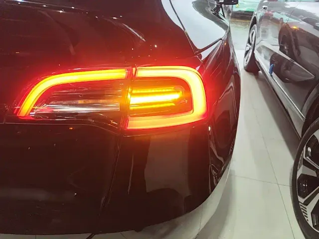 Tesla Model Y — Фото автомобиля 23