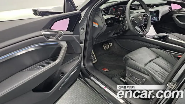Audi SQ8 e-tron — Фото автомобиля 9
