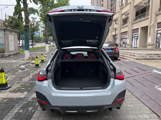 BMW i4 — Фото автомобиля 8