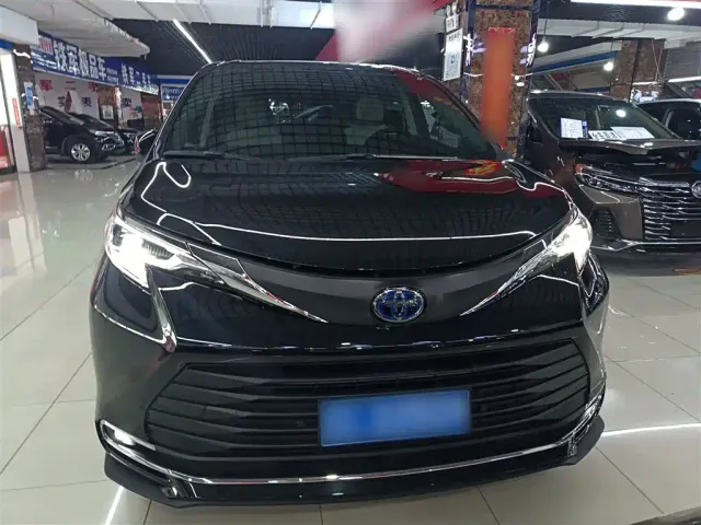 Toyota Sienna — Фото автомобиля 2