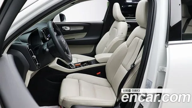 Volvo XC40 — Фото автомобиля 9