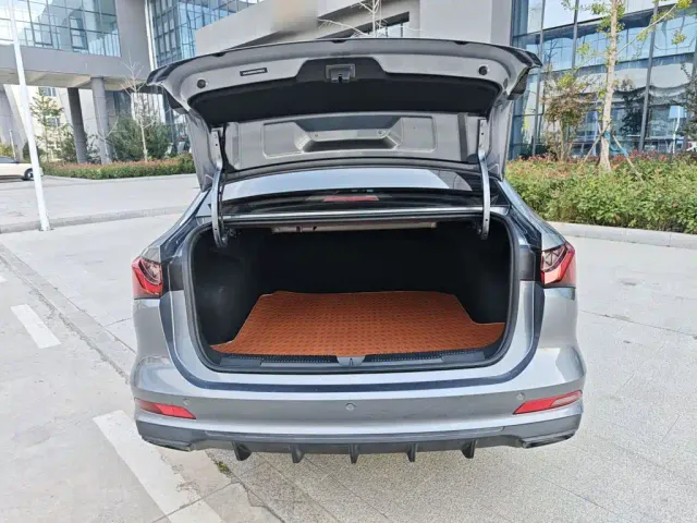 Roewe i5 — Фото автомобиля 18